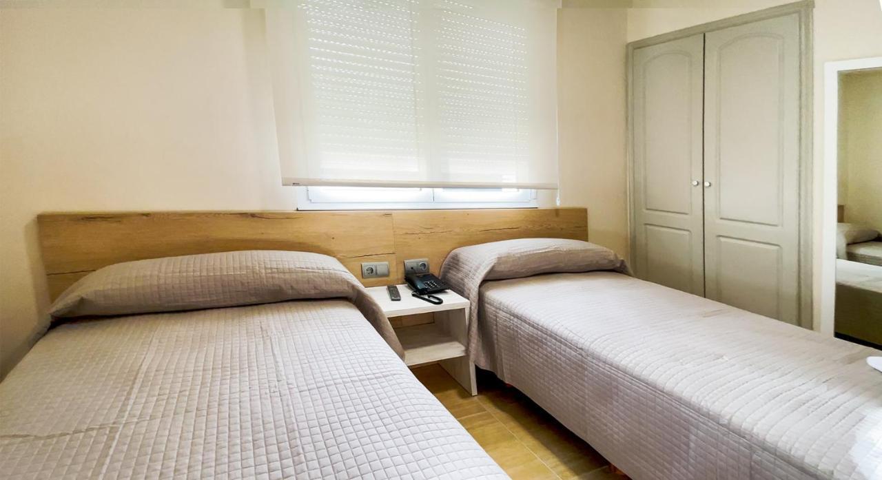 Hostal Restaurante Cuatro Caminos Cubillos del Sil 外观 照片