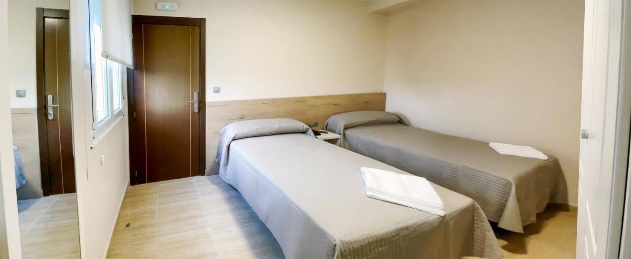 Hostal Restaurante Cuatro Caminos Cubillos del Sil 外观 照片