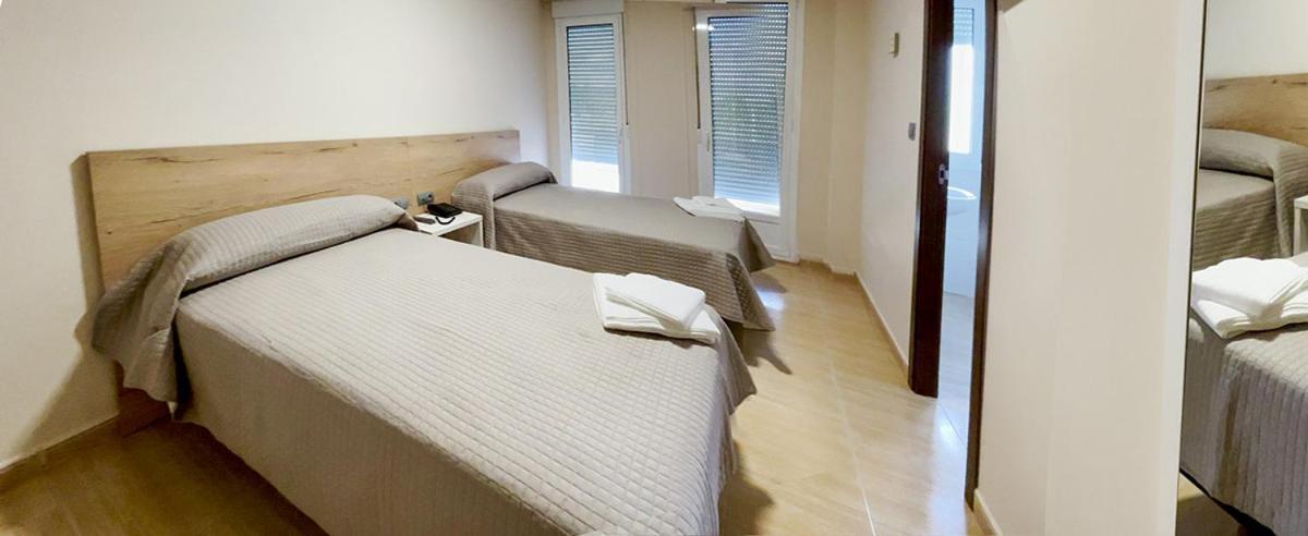 Hostal Restaurante Cuatro Caminos Cubillos del Sil 外观 照片