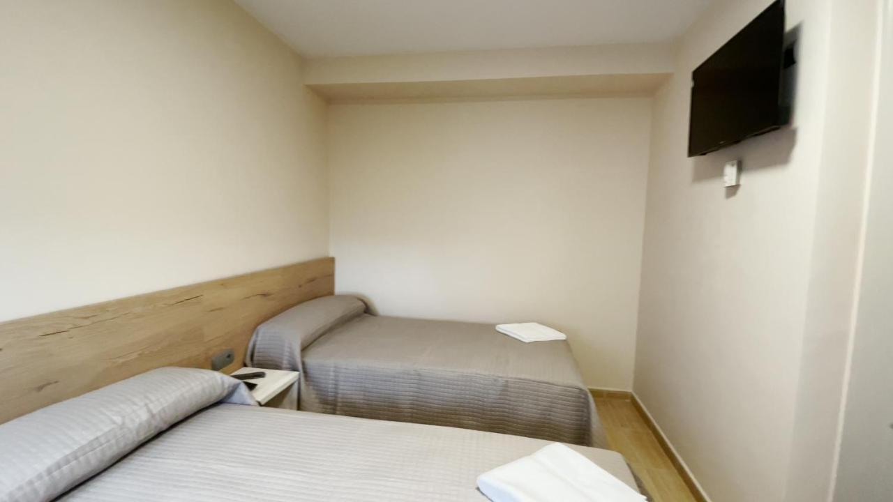 Hostal Restaurante Cuatro Caminos Cubillos del Sil 外观 照片