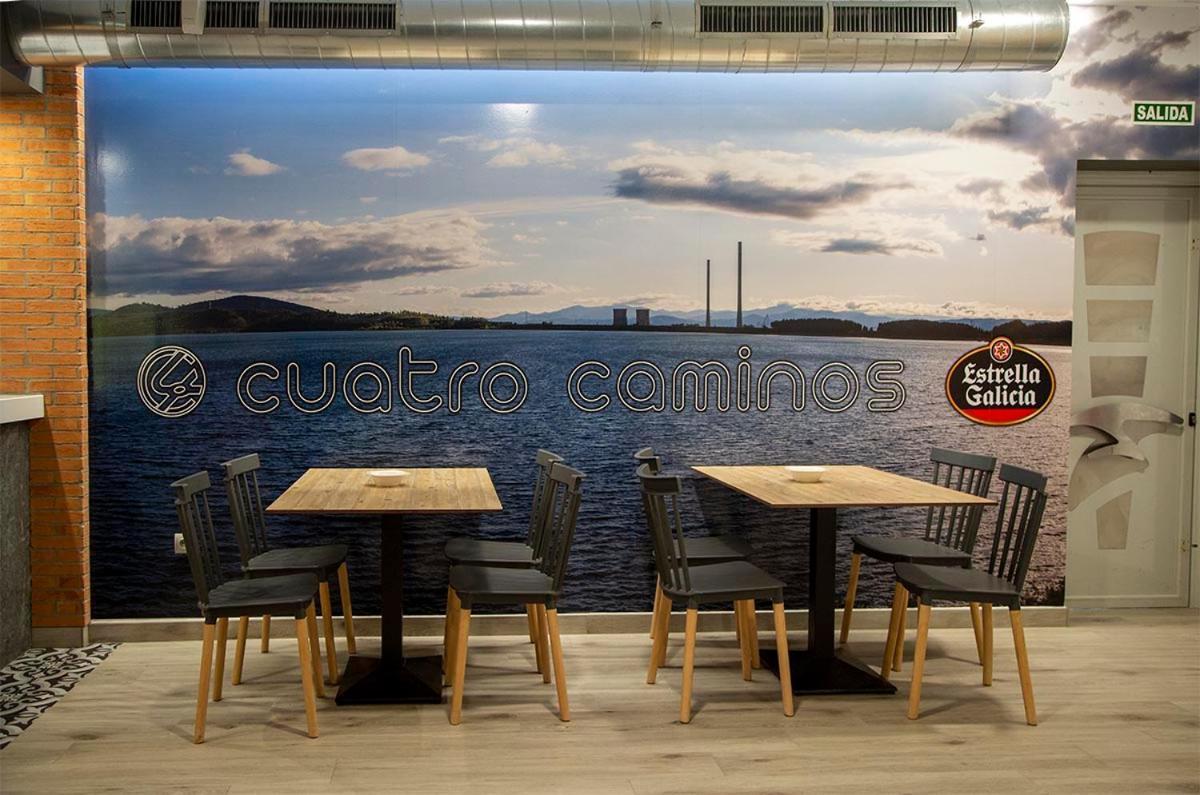 Hostal Restaurante Cuatro Caminos Cubillos del Sil 外观 照片